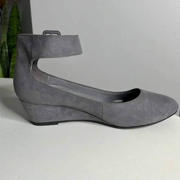 Dexflex Comfort Gray Suede Casual/Work Shoe - Picture 2 of 8